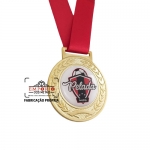Medalha para Campeonato - Medalha dourada modelo de linha com bordas em relevo e ao centro adesivo resinado. Fbrica de medalhas personalizadas para campeonatos, jogos e competies esportivas. Medalhas sob encomendas e om sua arte.