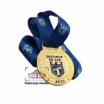 Medalha Prmio Destaque - Medalha em metal no relevo com banho dourado e cor esmaltada, montada com fita personalizada. Fabricadas em metal zamac as medalhas so personalizadas para seu evento promocional.