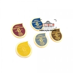 Pins Multinvel - Pins em metal com banho dourado, cores esmaltadas e pedras de strass. Fbrica de pins personalizados para campanha de reconhecimento. Marketing multinvel. Pins e broches multinvel.