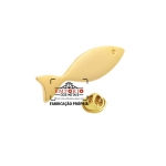 Pin Modelo Peixe - Pin em metal formato de peixe com banho dourado com pino e fecho greep fastener. Fbrica de pins sob encomeda, personalizado com sua arte para eventos, divulgao da marca ou brinde. Broche sob encomenda.