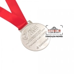 Medalha Prmio Destaque - Medalha em metal no relevo com banho niquelado e fita de cetim. Fbrica de medalhas para premiaes especiais. Peas exclusivas e sob encomenda para seu evento.