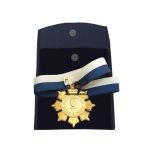 Medalha Relevo Dourado - Medalha em metal no relevo com banho dourado e fita duas cores, com saquinho de veludo. Fbrica de medalhas personalizadas. Medalhas especiais e promocionais.