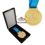 Medalha em Relevo Dourada - Medalha em metal no relevo com banho dourado e estojo de veludo. Fbrica de medalhas especiais para evento promocional. Peas personalizadas para homenagem, corridas e campeonatos.