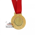 Medalha Modelo de Linha - Medalha em metal com bordas em relevo, banho dourado e adesivo resinado. Fábrica de medalhas personalizadas. Medalhas para faculdades, campeonatos e eventos. Produzidas com a arte do cliente.
