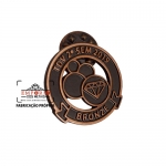 Pin Bronze para Campanhas - Pin em metal no relevo com parte vazada e banho bronze. Fbrica de pins para eventos promocionais e de reconhecimento de colaboradores. Broches personalizados. Pin multinvel. Marketing multinvel.