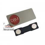 Crachs de Identificao - Crach em metal ao inox gravado com impresso digital U.V. e ms de neodmio para fixao. Fbrica de crachs personalizados em ao inox ou acrlico. Peas sob encomenda para identificao de empresas e funcionrios.