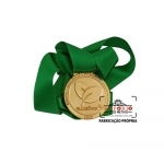 Medalha Logo em Relevo - Medalha em metal com logo em alto relevo, banho dourado e fita de cetim. Fbria de medalhas promocionais. Medalhas personalizadas para eventos de reconhecimento, premiaes especiais e esportivas.