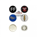 Pins Adesivados e com ms - Pins com base em metal niquelado e aplicao de adesivo resinado com m de neodmio para fixao. Fbrica de pins de etiqueta para brindes ou eventos promocionais. Broche personalizado de etiqueta resinada.