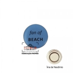 Pin adesivado e com m - Pin com base em metal e aplicao de adesivo resinado, com m de neodmio para fixao. Fbrica de pins com etiqueta resinada para eventos promocional e divulgao da marca. Broches adesivados para brinde.