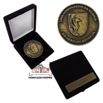 Medalha para homenagear - Medalha em metal com arte em relevo e banho bronze no estojo de veludo com plaquinha personalizada com o nome. Fbrica de medalhas promocionais para eventos, campeonatos e premiaes especiais.