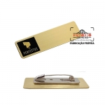 Crach Dourado e Personalizado - Crach em metal lato, cor dourada e gravado com impresso digital U.V. com alfinete no verso. Fbrica de crachs personalizado para identificao. Peas sob encomenda.