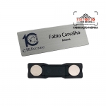 Crach Personalizado em Metal - Crach em ao inox escovado e gravado com impresso digital U.V. Fbrica de crachs metlicos com ms de neodmio. Crachs para identificao.