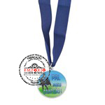 Medalha Adesivada/Resinada - Medalha com adesivo resinado, em metal com banho niquelado e fita de cetim para pescoo.