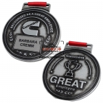 MEDALHA PRATA VELHA FRENTE E VERSO - Medalha em metal com frente e verso em relevo e banho prata velha. Fbrica de medalhas personalizadas para evento promocional, campanhas de reconhecimento e premiaes especiais. Peas sofisticadas e sob encomenda.