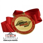 MEDALHA EM RELEVO - Medalha em metal no relevo dourado formato redondo montado com fita de cetim. Medalha personalizada para eventos. Fbrica de medalhas promocionais e sob encomenda.