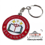 CHAVEIRO NO METAL EM RELEVO - Chaveiro em metal com logo baixo relevo, banho niquelado e montado com corrente e argola comum. Fbrica de chaveiro promocional. Chaveiro personalizado para divulgao da marca. Peas exclusivas e sob encomenda.