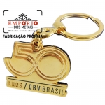 CHAVEIRO DOURADO - Chaveiro em metal com logo em relevo, banho dourado e cor esmaltada. Fbrica de chaveiros para eventos promocionais, brindes ou comemorao de tempo de empresa. Divulgue sua marca com chaveiros personalizados.