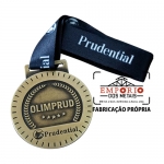 MEDALHA EM RELEVO - Medalha em metal com relevo frente no formato redondo com fita de cetim e banho bronze. Fbrica de medalhas personalizadas para eventos. Peas sofisticadas para premiaes especiais.