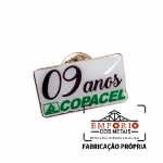 PIN COM ETIQUETA - Pin com base em metal e aplicao e etiqueta resinada. Fbrica de pins personalizados com adesivo e resina. Pins para evento promocioal. Broche adesivado.