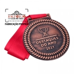 MEDALHA COM RELEVO - Medalha com relevo, sem cor, banho de cobre, montada com fita de cetim vermelha.