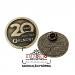 PIN LOGO EM RELEVO - Pin em metal corte especial e no relevo, banho bronze e cor esmaltada. Fbrica de pins em relevo para evento promocional. Broche com logo de empresa. Pin de lapela.