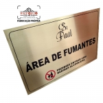 PLACA PARA PAREDE - Placa de metal lato com banho dourado e envernizado, gravado com e aplicao de cores, com estojo de veludo.