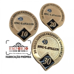 PIN EM RELEVO DOURADO - Pin em metal com logo em baixo relevo, banho dourado e cor esmaltada. Fbrica de pins para evento promocional de tempo de empresa. Broche tempo de casa.