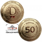 MEDALHA DOURADA FRENTE E VERSO - Medalha em metal com frente e verso em relevo e banho dourado. Fbrica de medalhas personalizadas para evento promocional, campanhas de reconhecimento e premiaes especiais. Peas sofisticadas e sob encomenda.