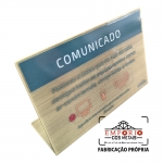 DISPLAY EM LATO BRONZE - Display em lato bronze escovado e gravado com impresso digital U.V. Fabricamos display personalizados e promocionais. Display de mesa com formato em L.