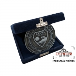 MEDALHA PRATA VELHA COM ESTOJO - Medalha em relevo e banho prata velha com estojo. Fbrica de medalhas personalizadas para evento promocional, campanhas de reconhecimento e premiaes especiais. Peas sofisticadas e sob encomenda.