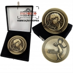 MEDALHA DESTAQUE - Medalha em metal com relevo frente e verso no formato redondo no estojo e banho bronze. Fbrica de medalhas personalizadas para eventos. Peas sofisticadas para premiaes especiais.