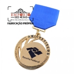 MEDALHA EM RELEVO - Medalha em metal no relevo dourado formato redondo montado com fita de cetim. Medalha personalizada para eventos. Fbrica de medalhas promocionais e sob encomenda.