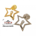 PIN FORMATO ESTRELA - Pin com logo em relevo no formato estrela. recortado nos banhos: dourado e niquelado, com pino e borboleta metlica no verso.