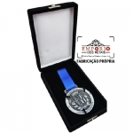 MEDALHA EM RELEVO - Medalha no relevo. Medalhas personalizadas. Medalha em metal com banho de prata velha. Medalhas promocionais. No estojo de veludo.