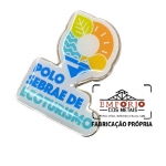 PIN ADESIVADO E RESINADO - Pin em metal formato recortado, banho niquelado e aplicao de adesivo digital com cobertura de resina transparente. Fbrica de pins personalizados para evento promocional.