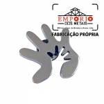 PIN MO - Pin em metal com logo em relevo, banho niquelado com partes vazadas, com pino e borboleta metlica no verso. Fbrica de pins personalizados com sua logomarca em baixo relevo. Broche para divulgao. Pin de lapela.