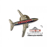 PIN AVIO - Pin em metal com logo em relevo, banho niquelado, formato de avio com pino e borboleta metlica no verso. Fbrica de pins personalizados com sua logomarca em baixo relevo. Broche para divulgao. Pin de lapela.