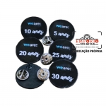 PIN PERSONALIZADO - Pin em metal com banho preto e logo em baixo relevo esmaltado. Fbrica de pins promocionais. Broches para divulgao da sua marca. Peas personalizadas e sob encomenda.