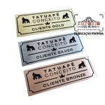 PLACAS - Placa em metal lato cor dourado, ao inox e cobre e gravado com impresso digital U.V. Fbrica de placas personalizadas.