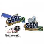 PIN LOGO EM RELEVO - Pin em metal com logo em relevo, banho niquelado e cor esmaltada, com pino e borboleta metlica no verso. Fbrica de pins personalizados com sua logomarca em baixo relevo. Broche para divulgao. Pin de lapela.