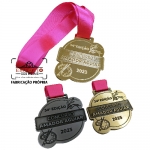 MEDALHA CONCURSO - Medalha com relevo, sem cor, banho de dourado, prata-velha e bronze, montada com fita de cetim rosa.