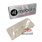 PLAQUETA COM GARRA - Plaqueta em metal baixo relevo com banho niquelado e cor esmaltada com garra tipo U no verso. Fbrica de plaquetas personalizadas para bolsa, malas e mochilas. Plaqueta promocional para divulgao da sua marca.
