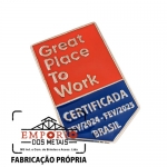 PIN CERTIFICADO - Pin em metal com logo em relevo, banho niquelado e cor esmaltada, com pino e borboleta metlica no verso. Fbrica de pins personalizados com sua logomarca em baixo relevo. Broche para divulgao. Pin de lapela.
