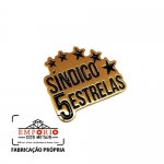 PIN DOURADO - Pin em metal com logo em relevo, banho dourado e cor esmaltada. Fbrica de pins personalizados para divulgao da marca. Pin promocional para brindes, eventos e sob encomenda. Broche de metal.
