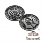 MEDALHA PRATA VELHA FRENTE E VERSO - Medalha em metal com frente e verso em relevo e banho prata velha. Fbrica de medalhas personalizadas para evento promocional, campanhas de reconhecimento e premiaes especiais. Peas sofisticadas e sob encomenda.