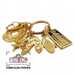 Chaveiro com plaqueta soja e milho - Chaveiro em formato recortado de soja e milho com plaqueta em baixo relevo e banhos dourado. Fbrica de chaveiros com logo gravado. Peas personalizadas para evento promocional e divulgao da marca.