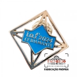PIN PERSONALIZADO - Pin em metal no relevo com banho nquel, com pino e borboleta metlica. Pin com esmalte colorido. Fbrica de pins para brinde ou evento promocional e campanhas. Broche personalizado com logo.