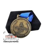 MEDALHA EM RELEVO - Medalha em metal com relevo no formato redondo no estojo e banho bronze. Fbrica de medalhas personalizadas para eventos. Peas sofisticadas para premiaes especiais.