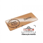 Crach em Cobre - Crach em cobre escovado e envernizado, gravado com impresso digital U.V. com ms de neodmio. Fbrica de crachs metlicos para identificao. Peas personalizadas e sob encomenda.