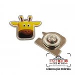 PINS EM METAL ADESIVADO - Pins em metal com banho nquel e logo aplicado em adesivo resinado. Fbrica de pins personalizados com etiqueta resinada. Broches para evento promocional.